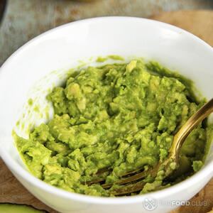 Размять авокадо