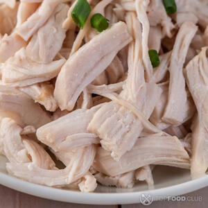 нарезать вареное куриное мясо