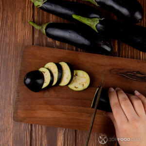 Нарежьте баклажаны