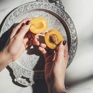 резать абрикосы