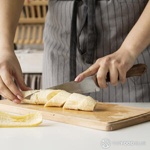 Режем банан.