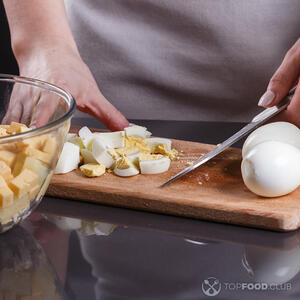 резать яйца