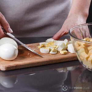 Режем яйца.