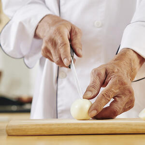 Разрежьте яйцо