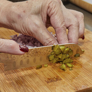 Резать огурцы