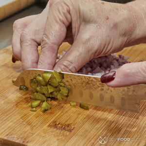 резать маринованные огурцы