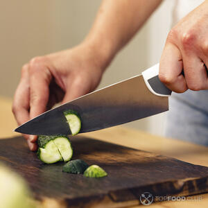 режем огурцы