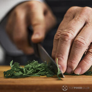 Мелко порубить петрушку