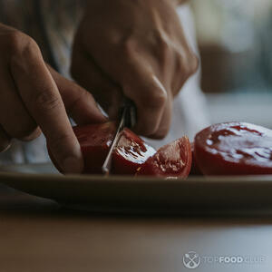 резать томаты