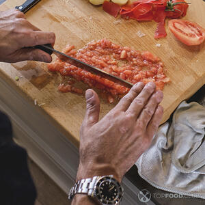 Измельчить помидоры