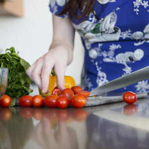 Резать помидоры