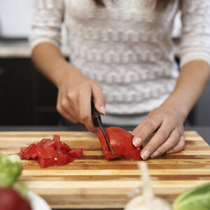 Резать помидоры