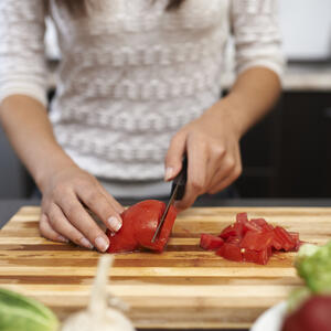 Резать томаты