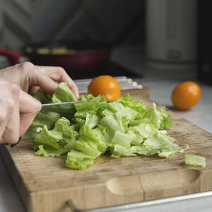 Резать салат