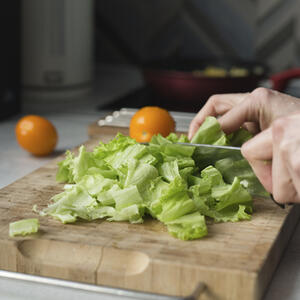 Резать салат