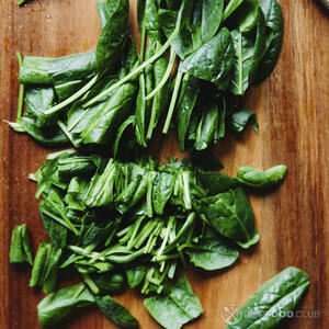 режьте шпинат