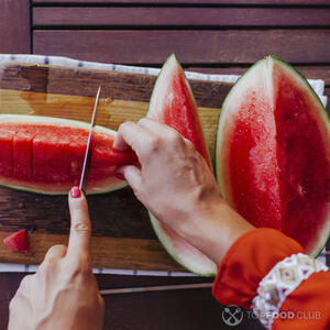 Резать арбуз