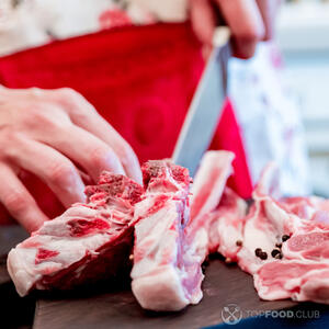 кусок баранины нарезать