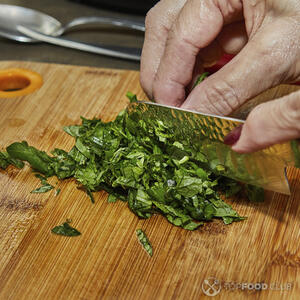 обсушите и мелко нарежьте.