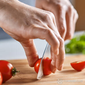 помидоры черри нарежьте небольшими ломтиками