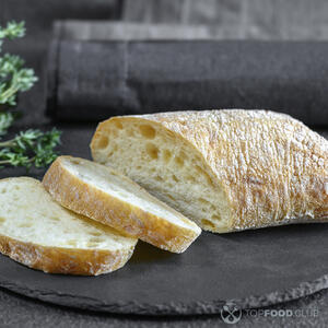 Чтобы приготовить вкусные брускетты, отрежьте от чиабатты ломтики в 1,5 см толщиной