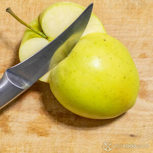 Разрезать яблоко