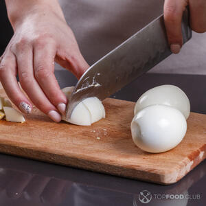 резать яйца