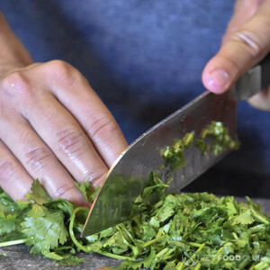 Нарезать кинзу