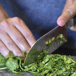 Нарезать кинзу