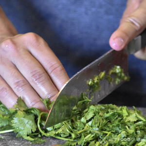  Кинзу нарезать крупно ножом.