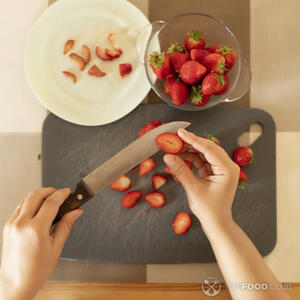 клубнику разрежьте на продольные дольки