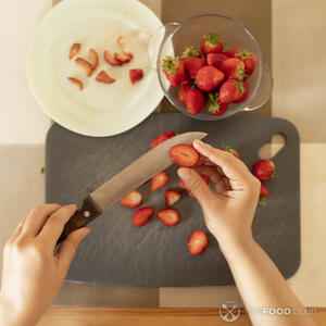 Нарезать клубнику