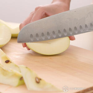 резать яблоко