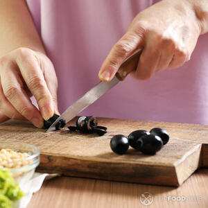  маслины и оливки без косточек нарежьте колечками