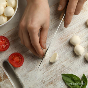 нарезать моцареллу