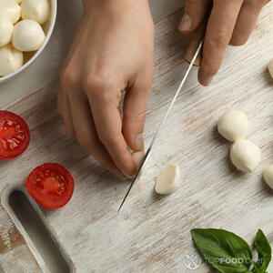 Нарезать моцареллу