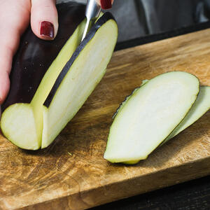 Резать баклажан