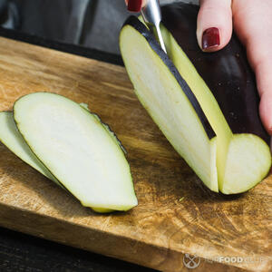 резать баклажаны