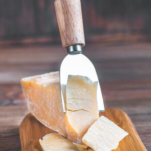 Нарезаем пармезан