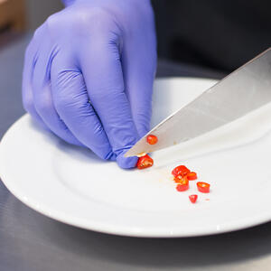 резать перец чили в перчатках