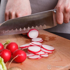 Нарежьте редис