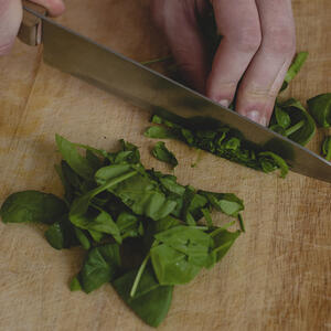 Резать шпинат