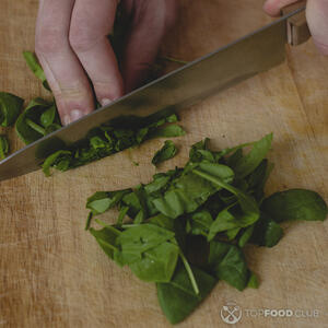 Нарежьте зелень в произвольном виде