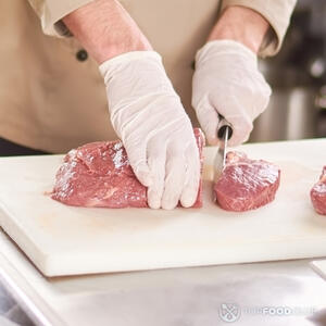 нарезает мясо