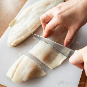 нарезает филе