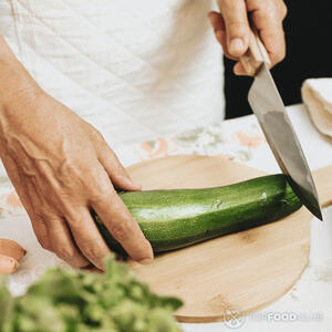 Режем кабачки.