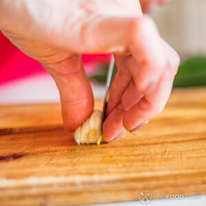 Чеснок мелко нарежьте