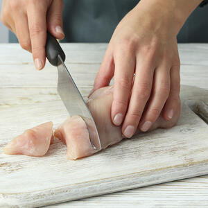 Куриное филе промойте под проточной водой, обсушите и нарежьте небольшими ломтиками