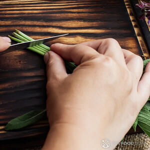  и мелко нарежьте. 