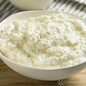 Рикотту выложите в миску, разомните вилкой, 